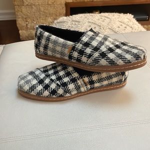 Toms back and white plaid shoes